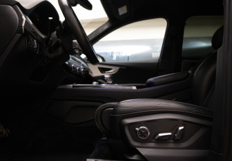 Подержанный автомобиль Audi Q7 2016 года (26 фото)