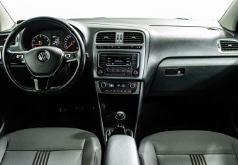 Подержанный автомобиль Volkswagen Polo Sedan 2016 года (14 фото)
