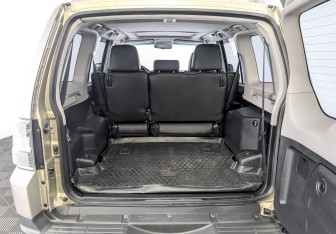 Подержанный автомобиль Mitsubishi Pajero 2008 года (10 фото)