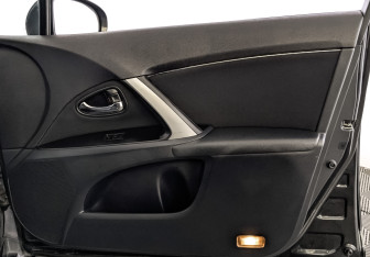 Подержанный автомобиль Toyota Avensis Sedan 2012 года (25 фото)