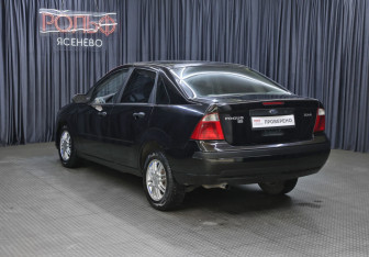 Подержанный автомобиль Ford Focus Sedan 2005 года (4 фото)