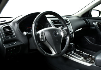 Подержанный автомобиль Nissan Teana 2015 года (10 фото)