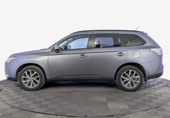 Подержанный автомобиль Mitsubishi Outlander 2012 года (8 фото)