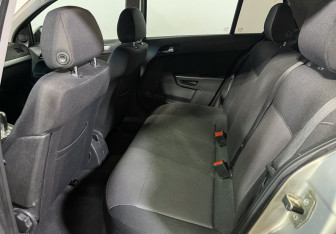 Подержанный автомобиль Opel Astra Hatchback 2011 года (10 фото)