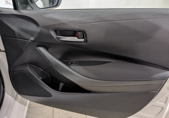 Подержанный автомобиль Toyota Corolla Sedan 2019 года (25 фото)