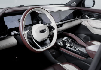 Подержанный автомобиль Geely Monjaro 2023 года (14 фото)