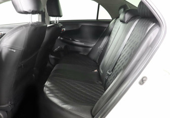 Подержанный автомобиль Toyota Corolla Sedan 2012 года (9 фото)