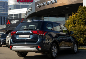 Подержанный автомобиль Mitsubishi Outlander 2021 года (4 фото)