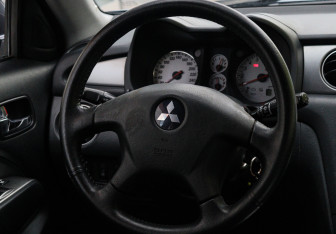 Подержанный автомобиль Mitsubishi Outlander 2005 года (11 фото)