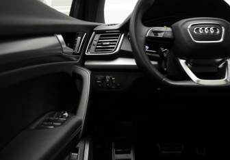 Подержанный автомобиль Audi Q5 2024 года (14 фото)