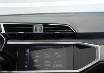 Подержанный автомобиль Audi Q3 2021 года (23 фото)