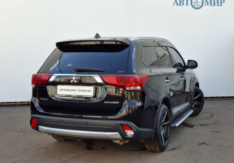 Подержанный автомобиль Mitsubishi Outlander 2016 года (5 фото)