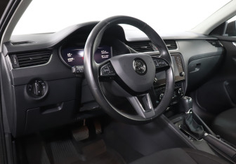 Подержанный автомобиль Skoda Octavia Liftback 2020 года (13 фото)