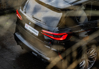 Подержанный автомобиль BMW X5 M 2021 года (9 фото)