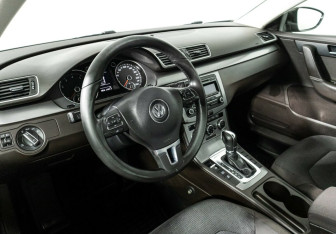 Подержанный автомобиль Volkswagen Passat Sedan 2011 года (7 фото)