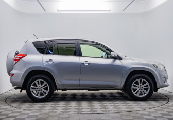 Подержанный автомобиль Toyota RAV4 2012 года (6 фото)