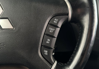 Подержанный автомобиль Mitsubishi Pajero 2011 года (17 фото)