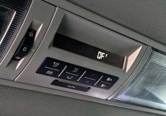 Подержанный автомобиль Volkswagen Multivan 2012 года (26 фото)