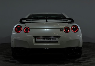 Подержанный автомобиль Nissan GT-R 2011 года (32 фото)