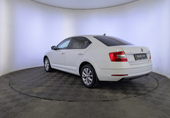 Подержанный автомобиль Skoda Octavia Liftback 2019 года (7 фото)