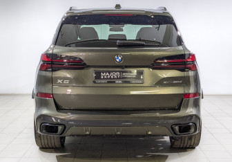 Подержанный автомобиль BMW X5 2023 года (6 фото)