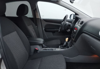 Подержанный автомобиль Ford Focus Hatchback 2011 года (10 фото)