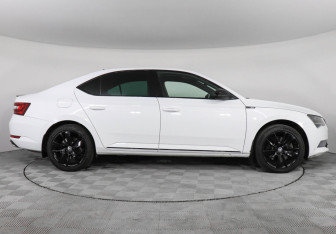 Подержанный автомобиль Skoda Superb Liftback 2019 года (4 фото)