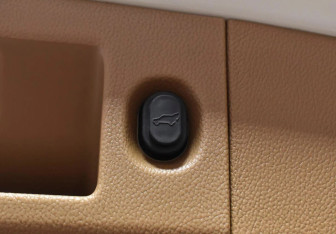 Подержанный автомобиль Cadillac Escalade Suv 2015 года (16 фото)