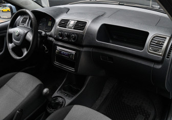 Подержанный автомобиль Skoda Fabia Hatchback 2010 года (7 фото)