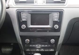 Подержанный автомобиль Skoda Rapid Liftback 2015 года (18 фото)