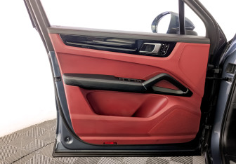 Подержанный автомобиль Porsche Cayenne 2018 года (19 фото)