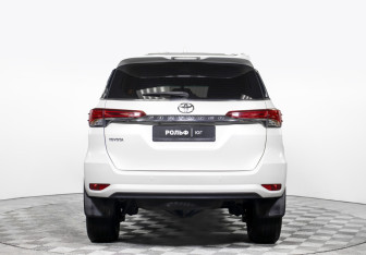 Подержанный автомобиль Toyota Fortuner 2017 года (6 фото)