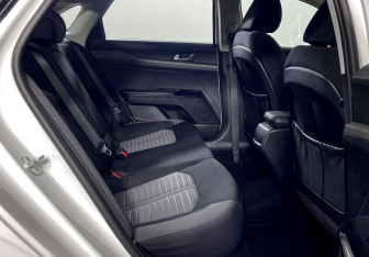 Подержанный автомобиль Kia K5 2021 года (12 фото)