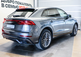 Подержанный автомобиль Audi Q8 2022 года (4 фото)