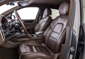 Подержанный автомобиль Porsche Cayenne 2018 года (20 фото)