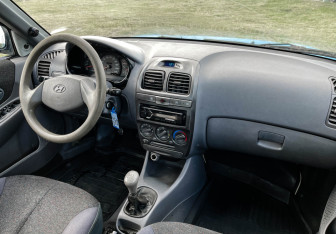 Подержанный автомобиль Hyundai Accent Sedan 2002 года (9 фото)