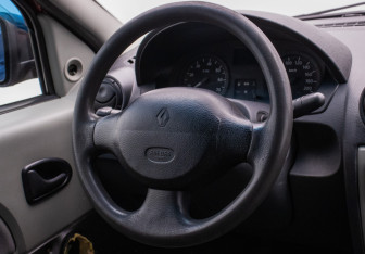 Подержанный автомобиль Renault Logan Sedan 2009 года (15 фото)