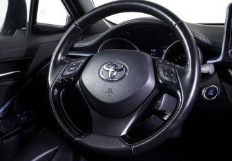 Подержанный автомобиль Toyota C-HR 2019 года (13 фото)