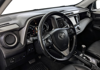 Подержанный автомобиль Toyota RAV4 2017 года (15 фото)
