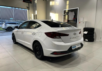 Подержанный автомобиль Hyundai Elantra Sedan 2019 года (6 фото)