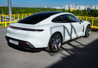 Подержанный автомобиль Porsche Taycan 2020 года (4 фото)