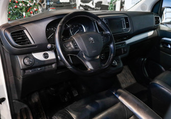 Подержанный автомобиль Peugeot Traveller 2018 года (17 фото)