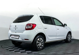 Подержанный автомобиль Renault Sandero 2018 года (5 фото)