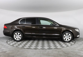 Подержанный автомобиль Skoda Superb Liftback 2012 года (4 фото)
