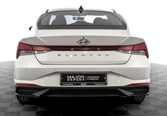 Подержанный автомобиль Hyundai Elantra Sedan 2022 года (6 фото)