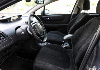 Подержанный автомобиль Citroen C4 Hatchback 2010 года (15 фото)