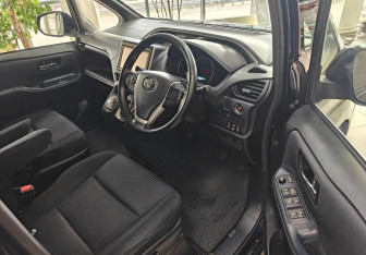 Подержанный автомобиль Toyota Voxy Minivan 2015 года (9 фото)