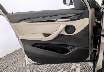 Подержанный автомобиль BMW X1 2022 года (19 фото)