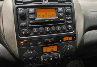 Подержанный автомобиль Toyota RAV4 2005 года (12 фото)