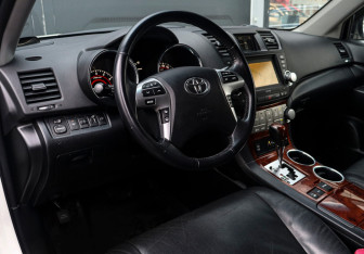 Подержанный автомобиль Toyota Highlander 2011 года (15 фото)